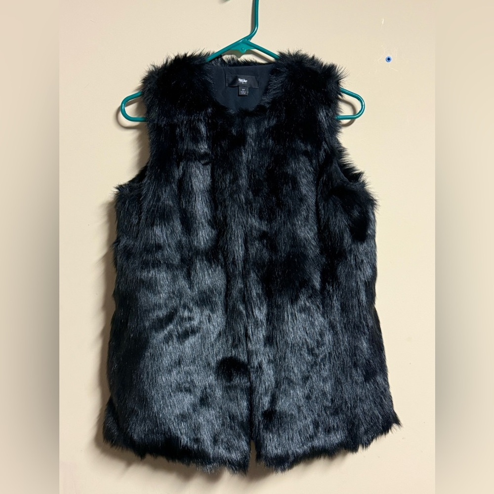 Mossimo Supply Co. Dark Faux Fur Black Vest
Size Small